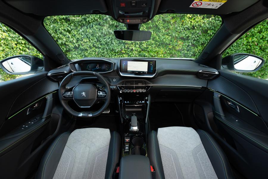 Торпедо Peugeot e-2008 GT (Digital White) 2019 года  (WW) (фото 98 из 119)